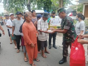 Jumat Berkah, Koramil 02/TB Bagikan Makanan Gratis Jelang Berbuka Puasa 
