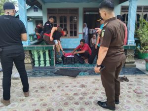 Terbitkan SKT Tanah Kas Desa 39 Hektar. Kejari Kampar Geledah Rumah Mantan Kades Indra Sakti Hingga Ruang Kerja Camat Tapung.  