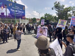 Ratusan Masa Lingkar Indonesia Djoeang Geruduk Kantor Gubernur Riau.  Minta Usut Dugaan Korupsi di Dinas PUPRKPP 