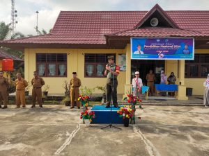 Pjs. Danramil 14/ Kepenuhan Azwir Amir SE, Pimpin Upacara Bendera Di SMA N 1  Kepenuhan