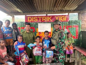 Pasukan TNI Bangkitkan semangat Anak anak krepkuri dengan bermain Voli