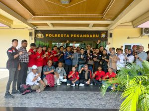Ratusan Awak Media dan LSM Datangi Mapolresta Pekanbaru Tuntut Klarifikasi dari Kasat Reskrim