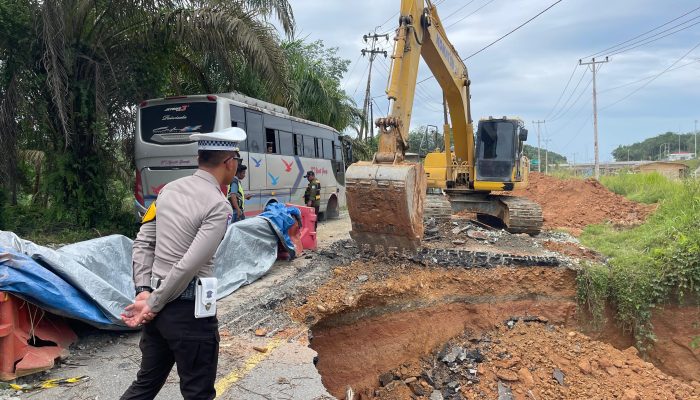 Yang satu belum siap, nambah 1 lagi jalan Nasional Riau Sumbar amblas, Ini salah siapa?