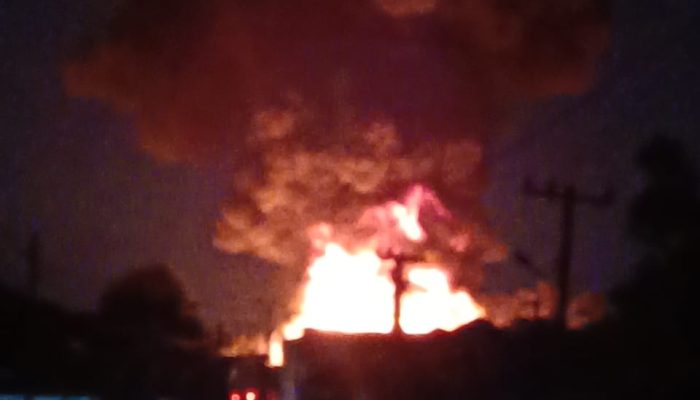 Misteri Gudang Kayu Terbakar Hebat di Pekanbaru, Bau Minyak Tanah Tercium di Lokasi