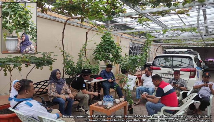 PPWI Dukung Program Nasional 2 Juta Pohon Anggur, Wilson Lalengke Kunjungi Taman Anggur Ponjay