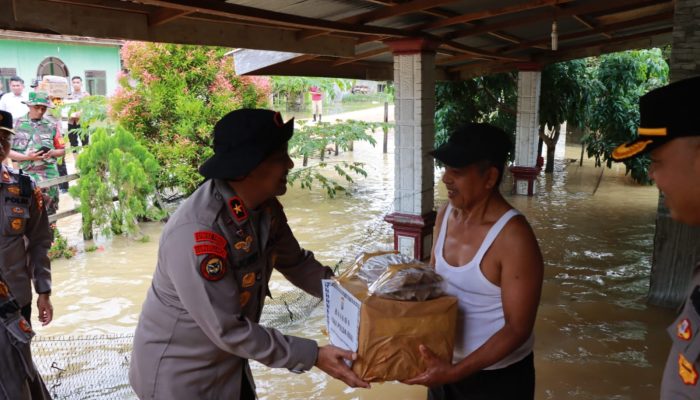 Wakapolda Riau Salurkan Bantuan untuk Warga Terdampak Banjir di kabupaten Kampar