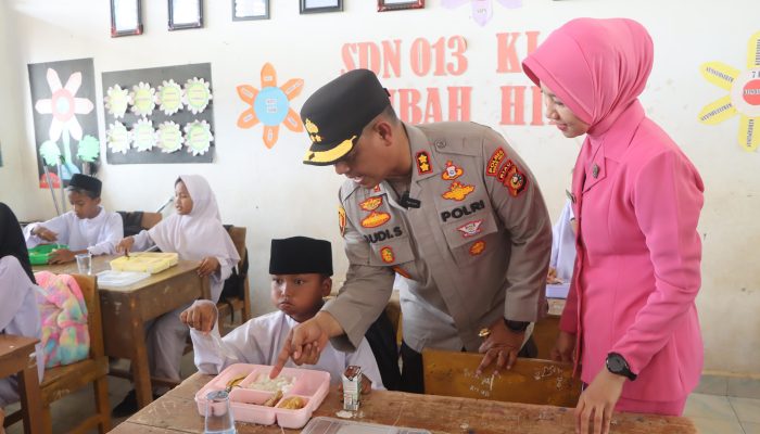 Polres Rokan Hulu Gelar Program Makan Bergizi Gratis di SDN 013 dan SDN 024 Rambah Hilir