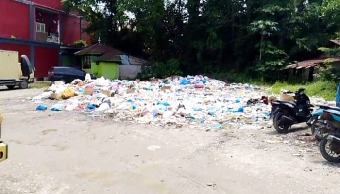 Tumpukan Sampah di Pasar Baru Ujungbatu Timbulkan Keluhan Warga