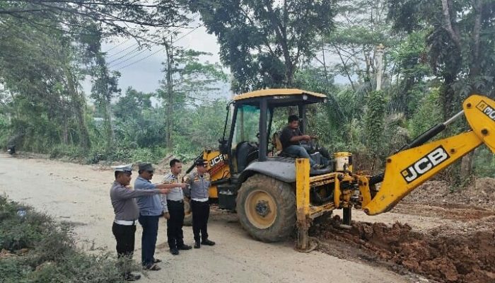 Dishub Rohul dan Satlantas Polres Kerahkan Alat Berat Atasi Jalan Rusak Parah