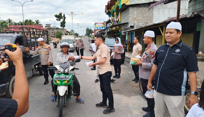 Sinergi Polres Rokan Hulu dan BEM Universitas Rokania Berbagi Takjil, Menebar Kepedulian di Bulan Ramadan