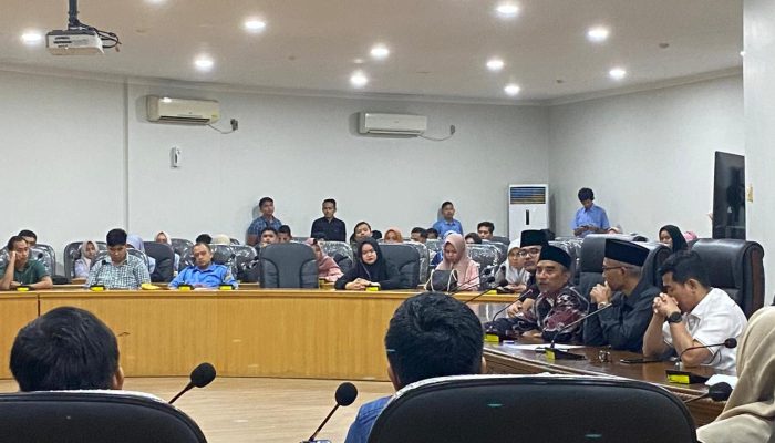 Ratusan Honorer Non Data Base ex CPNS Kampar Datangi DPRD, Sampaikan Kekecewaan