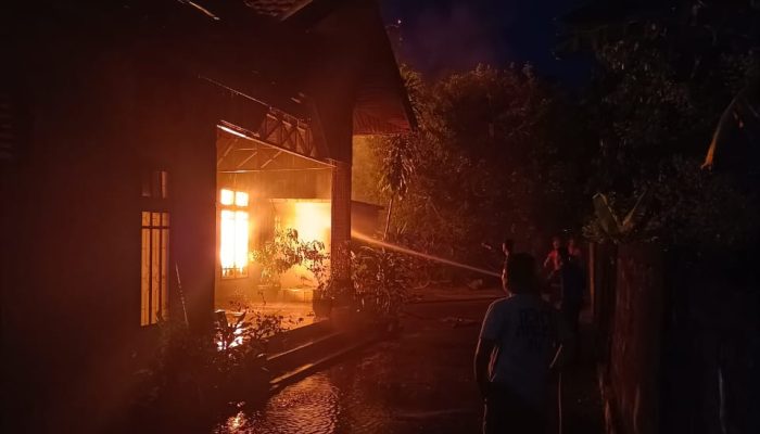 Kebakaran di jalan Ahmad Yani,rumah warga terbakar, damkar butuh waktu hampir 30 menit untuk tiba di lokasi