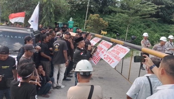 Ratusan Warga Geruduk Pabrik PT Air Kampar, Tuntut Legalitas dan Tanggung Jawab Sosial
