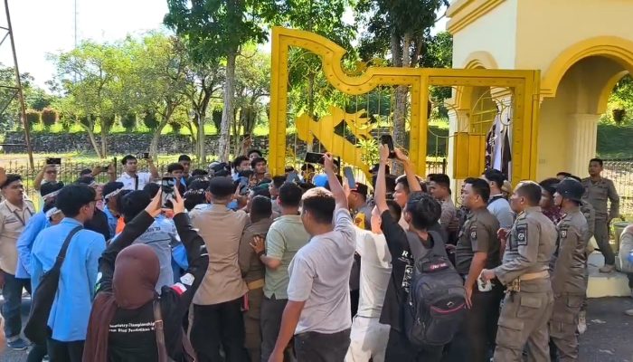 Mahasiswa Kampar Kepung Kantor Bupati,Tuntut Beasiswa, Gaji Guru, hingga Usut Kasus Pelecehan Seksual