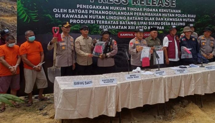 Kapolres Kampar Dampingi Kapolda Riau Tinjau Langsung Lokasi Kejahatan Perambahan Hutan di desa balung