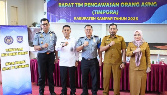 Bupati Kampar Tegaskan Sinergi Pengawasan Orang Asing dalam Rapat TIMPORA Pekanbaru