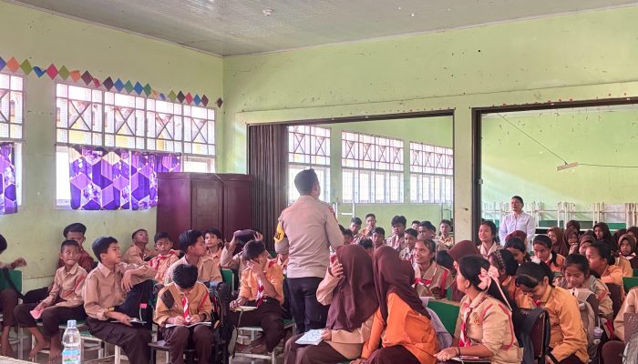 Bhabinkamtibmas Koto Garo Ajak Siswa Tertib Berlalu Lintas dan Bijak Gunakan Gadget saat MPLS di SMPN 003
