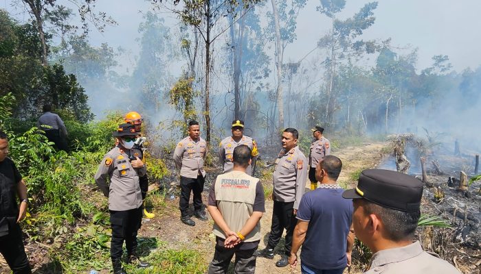 Kapolres Kampar Pimpin Langsung Pemadaman Titik Api di Desa Merangin Akses Sulit, Api Dilawan Manual