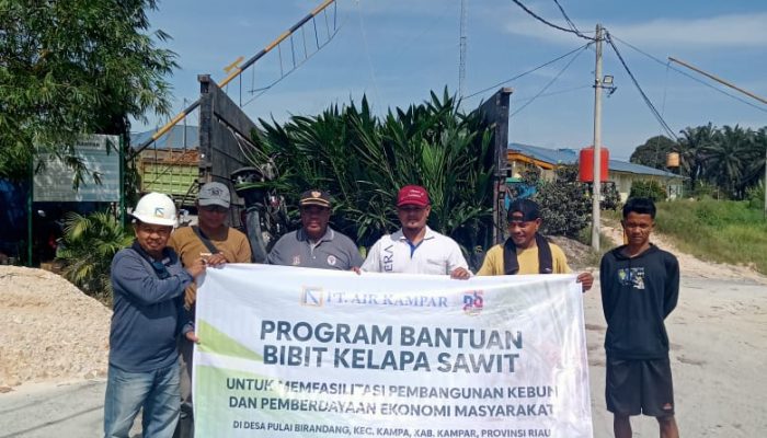 PT Air kampar salurkan bantuan bibit kepada masyarakat pulau birandang