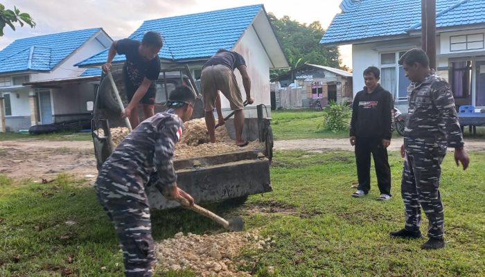 Danpos Serta Prajurit AL Dilahewa Aksi Gotong Royong Bersama Masyarat