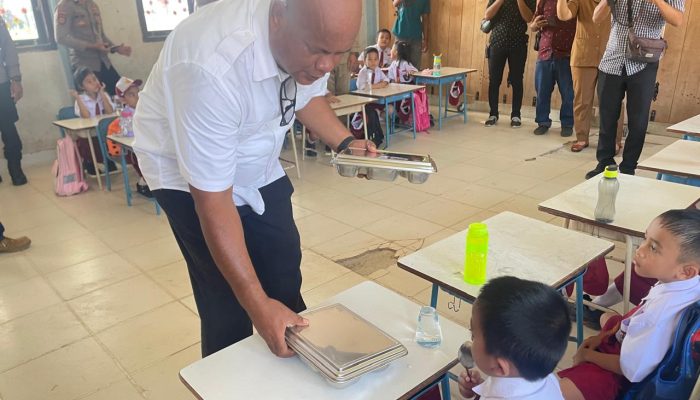 Bupati Nias Utara Amizaro Waruwu, Hadiri Pendistribusian perdana Makan Bergizi Gratis Disekolah Sekolah