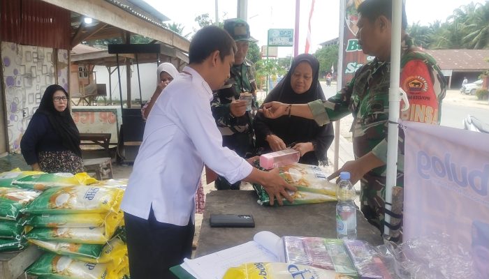 Masyarakat Kepenuhan Hulu Antusias Dengan Gerakan Pangan Murah Koramil 14/Kepenuhan Kodim 0313/Kpr