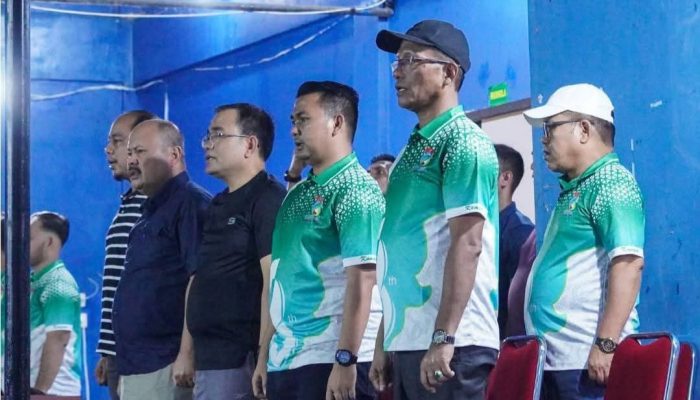 Plt Kadisdikpora Bersama Bupati Kampar Ahmad Yuzar Saat pembukaan turnamen Badminton dalam rangka HUT ke- 76