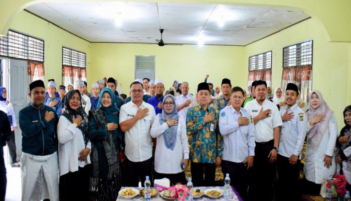 Plt Disdikpora Kampar Dampingin Ketua BNK launching pemakaian Interactive Flat Panel (IFP)/TV Pintar Digital