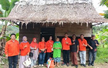 Tangis Haru Warga Pecah Saat Bang YD Bantu Janda Lansia Di Gunungsitoli