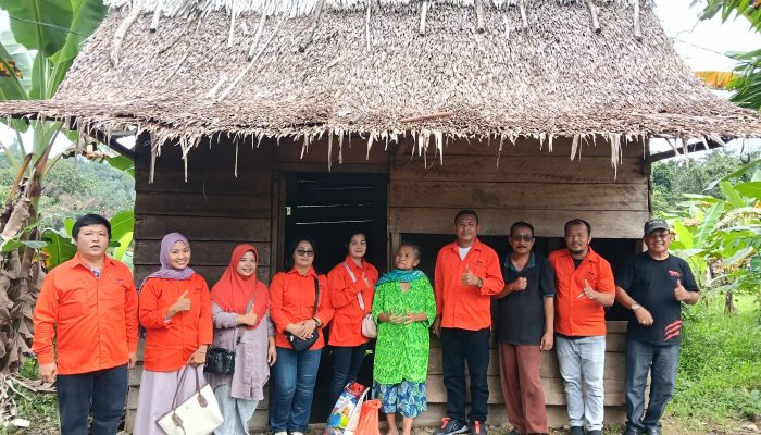 Tangis Haru Warga Pecah Saat Bang YD Bantu Janda Lansia Di Gunungsitoli
