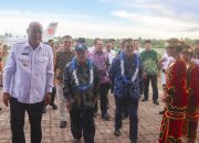 Menteri Pendidikan Dasar Dan Menengah RI Disambut Bupati Nias Utara Saat Tiba Dibandara Binaka