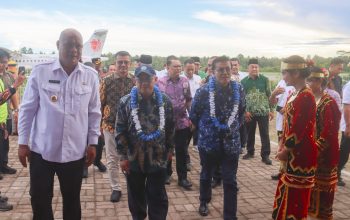 Menteri Pendidikan Dasar Dan Menengah RI Disambut Bupati Nias Utara Saat Tiba Dibandara Binaka