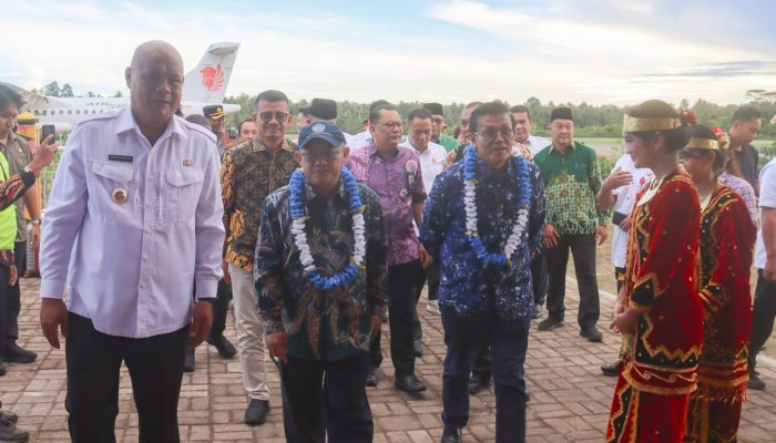 Menteri Pendidikan Dasar Dan Menengah RI Disambut Bupati Nias Utara Saat Tiba Dibandara Binaka