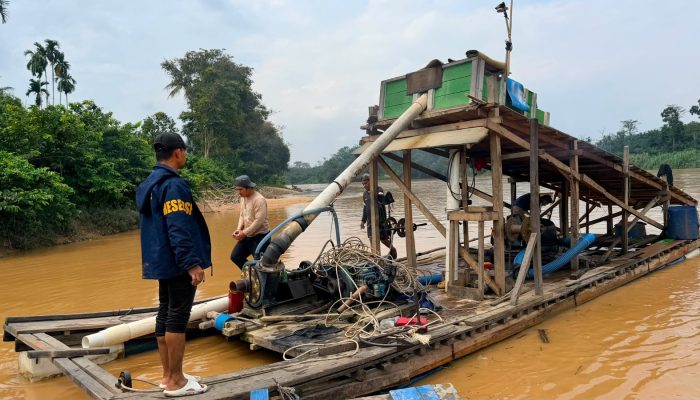 Polda Riau Tak Gentar Diadang Massa, Sarana PETI di Sungai Kuantan Diratakan
