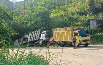 Gagal Mendaki, Truk Pengangkut Kayu Terguling dijalan Lintas Batu Bersurat