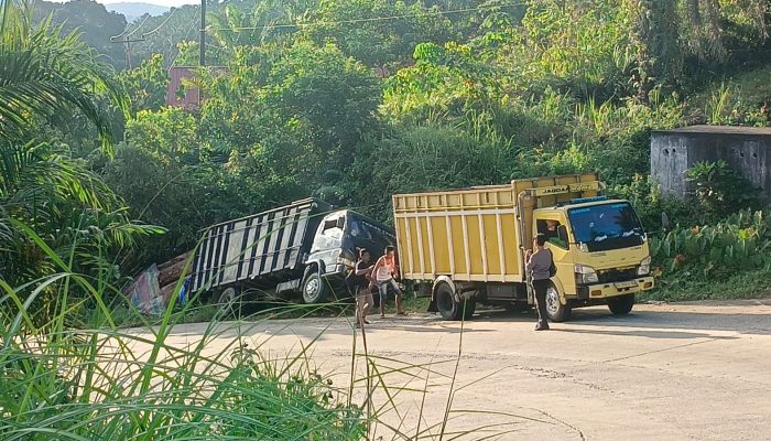 Gagal Mendaki, Truk Pengangkut Kayu Terguling dijalan Lintas Batu Bersurat