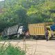 Gagal Mendaki, Truk Pengangkut Kayu Terguling dijalan Lintas Batu Bersurat