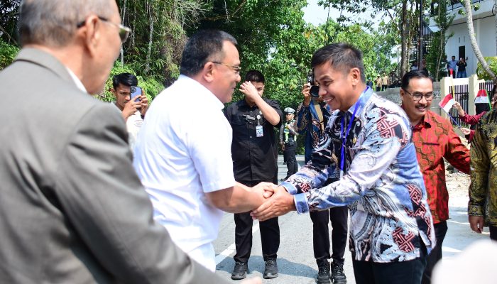 Bupati kampar Ahmad Yuzar Saat Mendampingin Mentri LH Meninjau Kebun Universitas Pahlawan