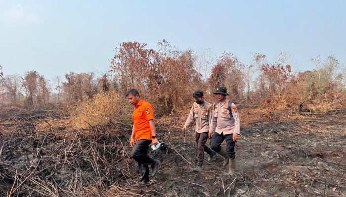 Pastikan Titik Api Padam, Bupati Kampar Ahmad Yuzar Terjun Dilokasi